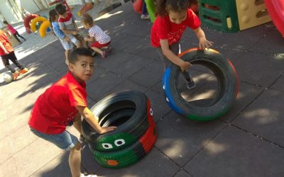 Decoración de las ruedas del patio de infantil pintadas por alumnos/as de secundaria
